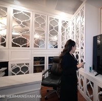 Kamar tersebut juga dilengkapi dengan televisi berukuran besar. Televisi tersebut diletakkan di sebelah ruang kerja mininya. Foto: YouTube/The Hermansyah A6