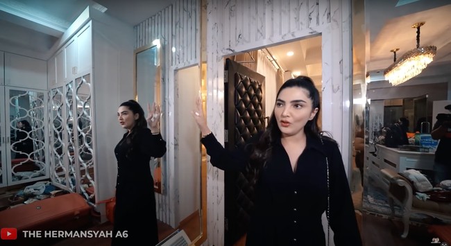 Di dalam kamar tidurnya juga terdapat ruangan khusus untuk wardrobe Anang dan Ashanty. Terlihat ruangan tersebut sebagian besar berlapis kaca untuk bercermin. Foto: YouTube/The Hermansyah A6