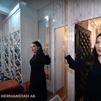 Di dalam kamar tidurnya juga terdapat ruangan khusus untuk wardrobe Anang dan Ashanty. Terlihat ruangan tersebut sebagian besar berlapis kaca untuk bercermin. Foto: YouTube/The Hermansyah A6