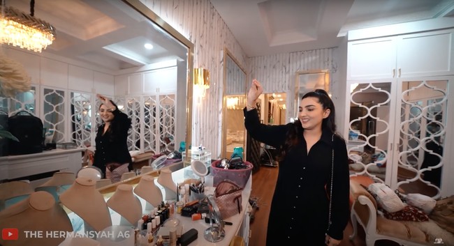 Walaupun ruangan tersebut diakui Ashanty masih berantakan karena masih proses pindahan, namun ruangan tersebut sudah terlihat mewah dan elegan dengan list-list berwarna gold yang senada dengan kamar tidurnya. Foto: YouTube/The Hermansyah A6