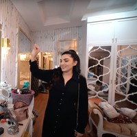 Walaupun ruangan tersebut diakui Ashanty masih berantakan karena masih proses pindahan, namun ruangan tersebut sudah terlihat mewah dan elegan dengan list-list berwarna gold yang senada dengan kamar tidurnya. Foto: YouTube/The Hermansyah A6