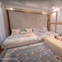Kamar tidur Anang dan Ashanty tampak memiliki tempat tidur yang luas. Tak hanya itu saja, tempat tidur tersebut juga sengaja dibuat tidak tinggi. Rupanya alasan Anang dan Ashanty memilih tempat tidur tersebut ialah karena cucu-cucunya, agar tetap aman dan nyaman. Foto: YouTube/The Hermansyah A6