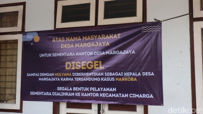 Kantor Desa Margajaya di Kecamatan Cimarga, Lebak, Banten, disegel warga.