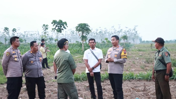 Kapolres Kediri AKBP Bimo Ariyanto saat meninjau lahan yang akan ditanami jagung
