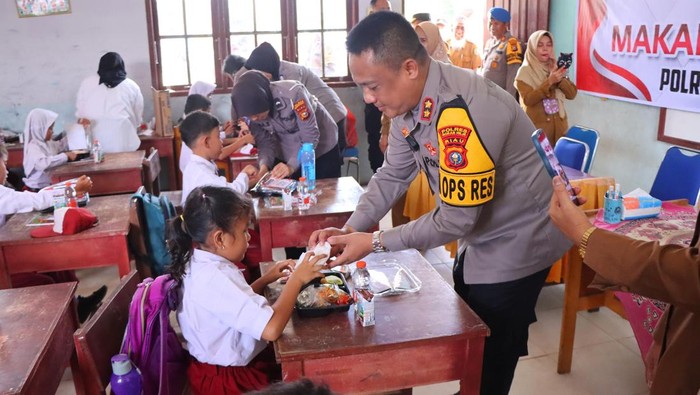 Kapolres Rohil AKBP Isa Imam Syahroni menggelar makan bergizi gratis di SD Negeri 020 Ujung Tanjung, Rohil, Riau. (dok. Polres Rohil)