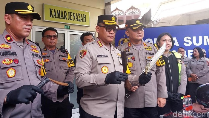 Kapolrestabes Medan Kombes Gidion saat konferensi pers di RS Bhayangkara. (Foto: Finta Rahyuni/detikSumut).