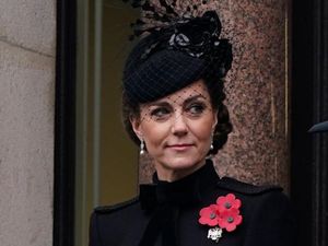 Gaya Kate Middleton Saat Peringatan Hari Pahlawan, Pakai Anting Ratu Elizabeth