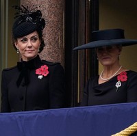 Pada peringatan Hari Pahlawan 2024 itu, Kate Middleton berdiri bersebelahan dengan istri Pangeran Edward, Duchess of Edinburgh, Sophie. Foto: Alberto Pezzali - WPA Pool/Getty Images