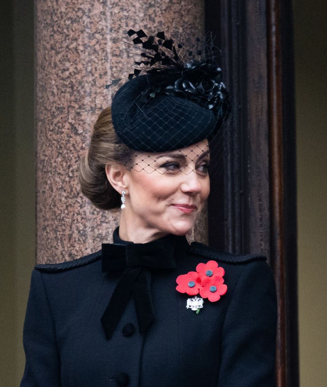 Istri Pangeran William itu melengkapi penampilannya dengan aksesori anting-anting mutiara milik mendiang Ratu Elizabeth II. Pada masing-masing anting itu ada satu berlian besar berbentuk bulat, empat berlian kecil dan tiga berlian bentuk baguette. Foto: Samir Hussein/WireImage