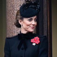 Istri Pangeran William itu melengkapi penampilannya dengan aksesori anting-anting mutiara milik mendiang Ratu Elizabeth II. Pada masing-masing anting itu ada satu berlian besar berbentuk bulat, empat berlian kecil dan tiga berlian bentuk baguette. Foto: Samir Hussein/WireImage