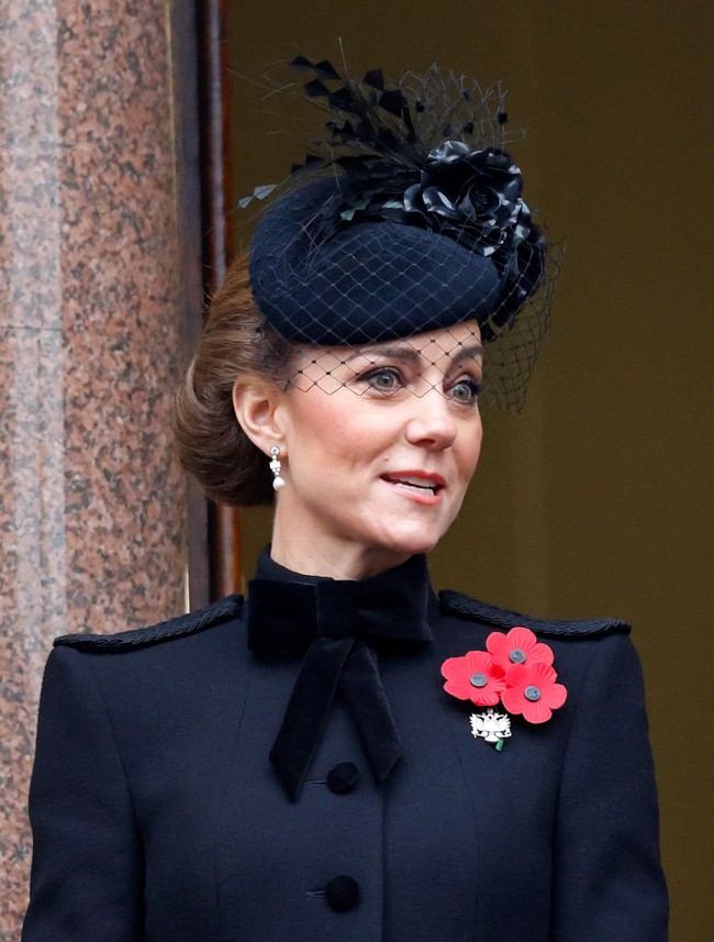 Kate mengenakan busana serba hitam di peringatan Hari Pahlawan 2024 di Inggris. Dia memakai coat hitam dari brand favorit Putri Diana, Catherine Walker & Co. Foto: Max Mumby/Indigo/Getty Images