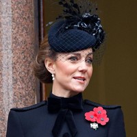 Kate mengenakan busana serba hitam di peringatan Hari Pahlawan 2024 di Inggris. Dia memakai coat hitam dari brand favorit Putri Diana, Catherine Walker & Co. Foto: Max Mumby/Indigo/Getty Images