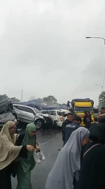Kecelakaan beruntun di Tol Cipularang