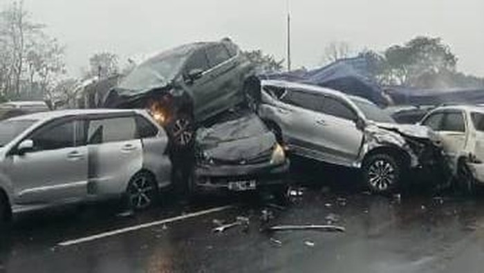Kecelakaan beruntun di Tol Cipularang