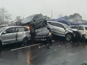 Horor Truk Rem Blong Picu Tabrakan Cipularang hingga Mobil Bertumpukan