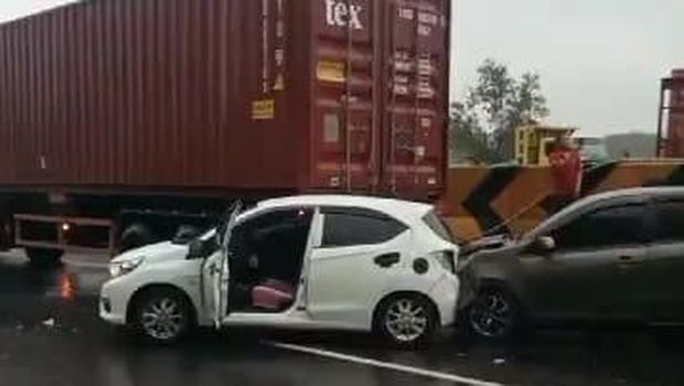 Kecelakaan beruntun di Tol Cipularang