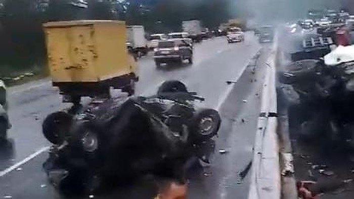 Kecelakaan beruntun di Tol Cipularang