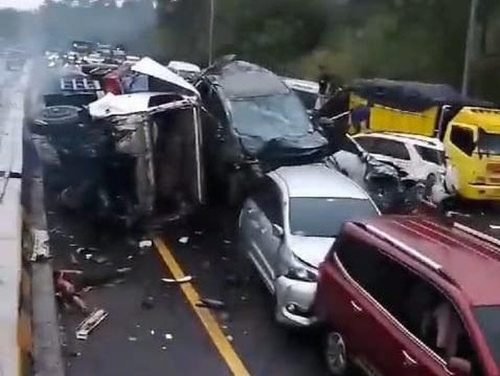 Kecelakaan beruntun di Tol Cipularang