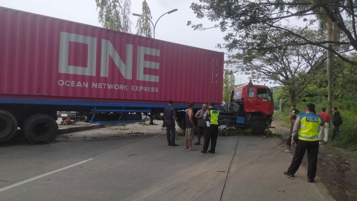 Kecelakaan yang melibatkan truk di Jalan Yos Sudarso, Kelurahan Bandarharjo, Kecamatan Semarang Utara, Kota Semarang, Senin (11/11/2024).