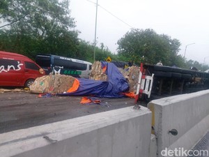 Jasamarga Sebut Tabrakan Beruntun di Tol Cipularang Libatkan Truk