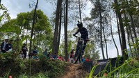 Putaran terakhir kejuaraan balap sepeda 76 Indonesia Downhill 2024 di Kota Batu.