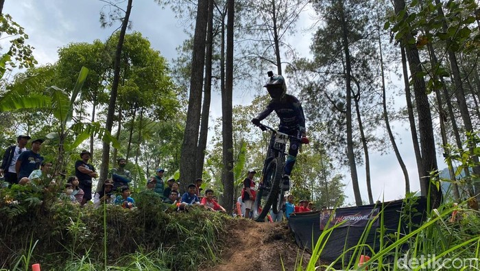 Kejuaraan Balap Sepeda Downhill di Batu 2024 Kejuaraan Balap Sepeda Downhill di Batu 2024