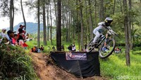 Salah satu aksi peserta saat melewati rintangan di kejuaraan balap sepeda downhill 2024 di Kota Batu.