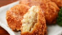 Jepang juga memiliki hidangan kentang populer, yaitu kroket atau koroke. Berupa kentang tumbuk yang biasanya ditambahkan isian daging giling atau sayuran dan dibalut dengan tepung panir renyah. Foto: Getty Images/iStockphoto