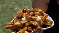 Poutine merupakan hidangan kentang goreng populer di Kanada. Berupa jajanan yang terdiri atas kentang goreng, keju, dan saus kental. Pertama kali, poutine ini ada sejak tahun 1950. Foto: Getty Images/iStockphoto