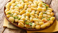Gnocchi termasuk hidangan pasta di Italia. Hidangan ini sangat unik, karena pasta itu terbuat dari campuran kentang dan tepung terigu. Gnocchi dapat dinikmati dengan aneka saus, seperti pasta pada umumnya. Foto: Getty Images/iStockphoto