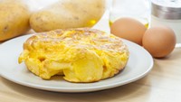 Tortilla de patata menjadi hidangan kentang populer dari Spanyol. Hidangan ini adalah omelet kentang yang terbuat dari kentang tumbuk atau irisan kentang tipis dan telur. Foto: Getty Images/iStockphoto