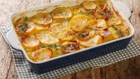 Potatoes au gratin juga hidangan kentang yang populer. Hidangan ini berasal dari Prancis, berupa irisan kentang yang dipadukan dengan mentega, krim, dan keju, lalu dipanggang dalam oven hingga keemasan.  Foto: Getty Images/iStockphoto