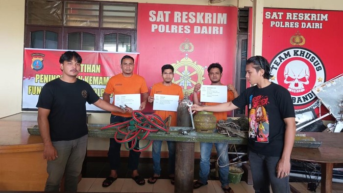Ketiga pelaku saat diamankan di kantor polisi. (Dok. Polres Dairi)