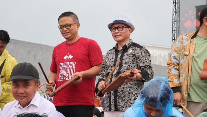 Ketua fraksi Partai Persatuan Pembangunan (PPP) sekaligus anggota Komisi 5 DPRD Provinsi Jawa Barat Zaini Shofari (kaus merah) saat menghadiri festival Rampak Genteng.