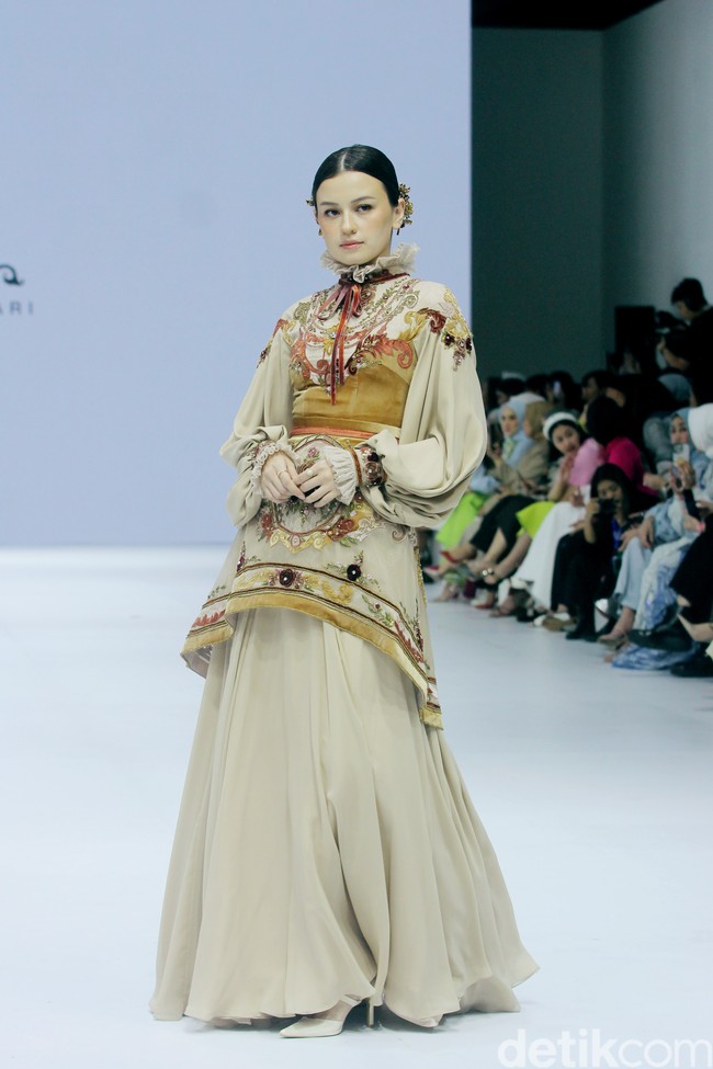 Inilah koleksi Ayu Dyah Andari yang terinspirasi gaya hidup Prancis abad 17 yang ditampilkan di Jakarta Fashion Week 2025, City Hall, Pondok Indah mall 3, Jakarta Selatan, Kamis [24/10/2024]. Foto: Mohammad Abduh/detikcom.