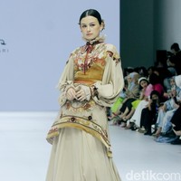 Inilah koleksi Ayu Dyah Andari yang terinspirasi gaya hidup Prancis abad 17 yang ditampilkan di Jakarta Fashion Week 2025, City Hall, Pondok Indah mall 3, Jakarta Selatan, Kamis [24/10/2024]. Foto: Mohammad Abduh/detikcom.