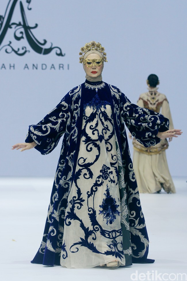 Inilah koleksi Ayu Dyah Andari yang terinspirasi gaya hidup Prancis abad 17 yang ditampilkan di Jakarta Fashion Week 2025, City Hall, Pondok Indah mall 3, Jakarta Selatan, Kamis [24/10/2024]. Foto: Mohammad Abduh/detikcom.