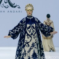 Inilah koleksi Ayu Dyah Andari yang terinspirasi gaya hidup Prancis abad 17 yang ditampilkan di Jakarta Fashion Week 2025, City Hall, Pondok Indah mall 3, Jakarta Selatan, Kamis [24/10/2024]. Foto: Mohammad Abduh/detikcom.