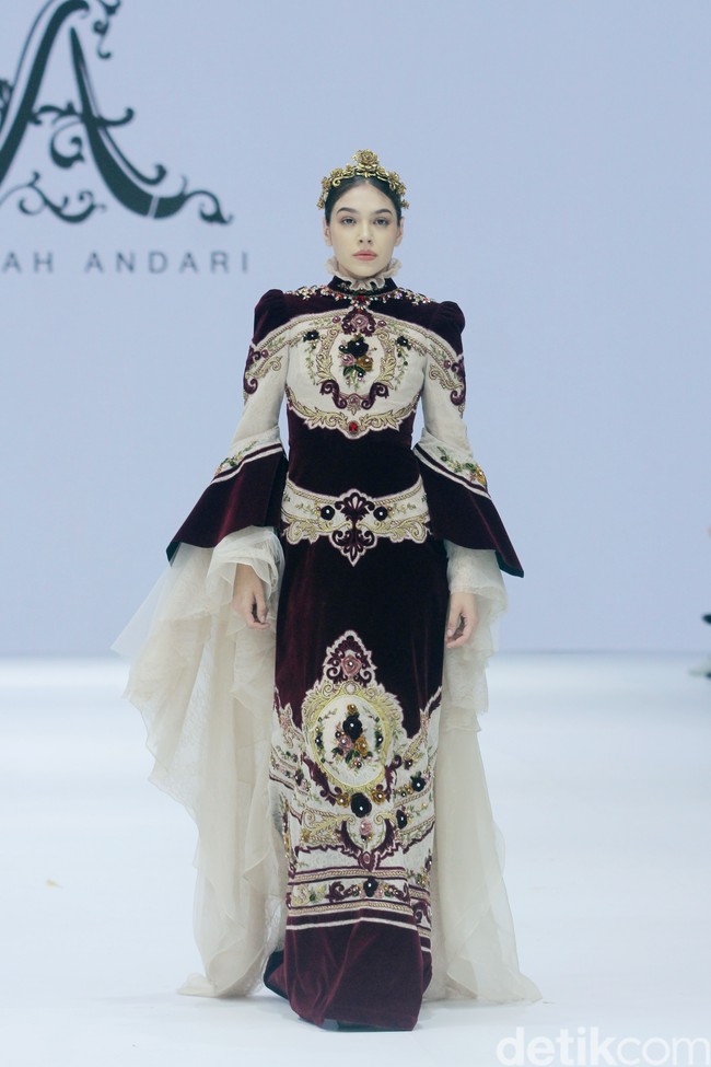 Inilah koleksi Ayu Dyah Andari yang terinspirasi gaya hidup Prancis abad 17 yang ditampilkan di Jakarta Fashion Week 2025, City Hall, Pondok Indah mall 3, Jakarta Selatan, Kamis [24/10/2024]. Foto: Mohammad Abduh/detikcom.