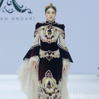 Inilah koleksi Ayu Dyah Andari yang terinspirasi gaya hidup Prancis abad 17 yang ditampilkan di Jakarta Fashion Week 2025, City Hall, Pondok Indah mall 3, Jakarta Selatan, Kamis [24/10/2024]. Foto: Mohammad Abduh/detikcom.
