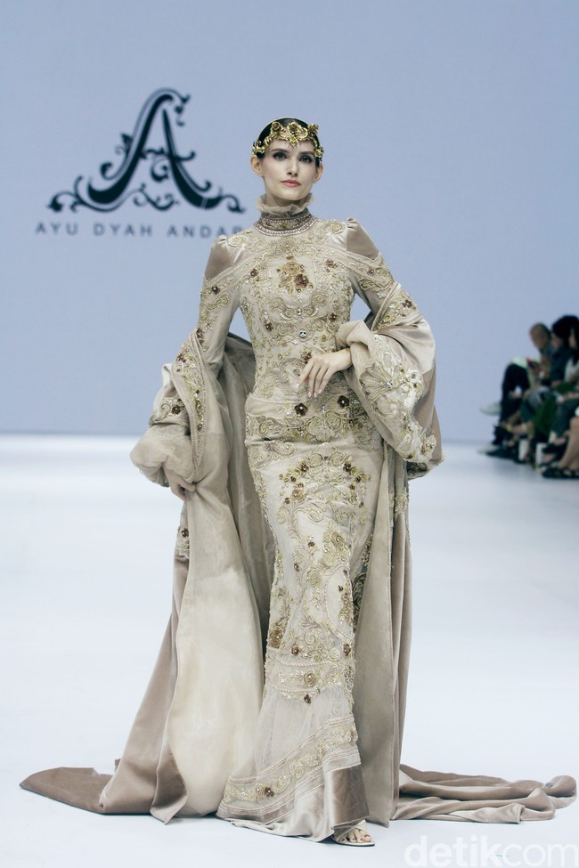 Inilah koleksi Ayu Dyah Andari yang terinspirasi gaya hidup Prancis abad 17 yang ditampilkan di Jakarta Fashion Week 2025, City Hall, Pondok Indah mall 3, Jakarta Selatan, Kamis [24/10/2024]. Foto: Mohammad Abduh/detikcom.