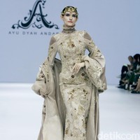 Inilah koleksi Ayu Dyah Andari yang terinspirasi gaya hidup Prancis abad 17 yang ditampilkan di Jakarta Fashion Week 2025, City Hall, Pondok Indah mall 3, Jakarta Selatan, Kamis [24/10/2024]. Foto: Mohammad Abduh/detikcom.