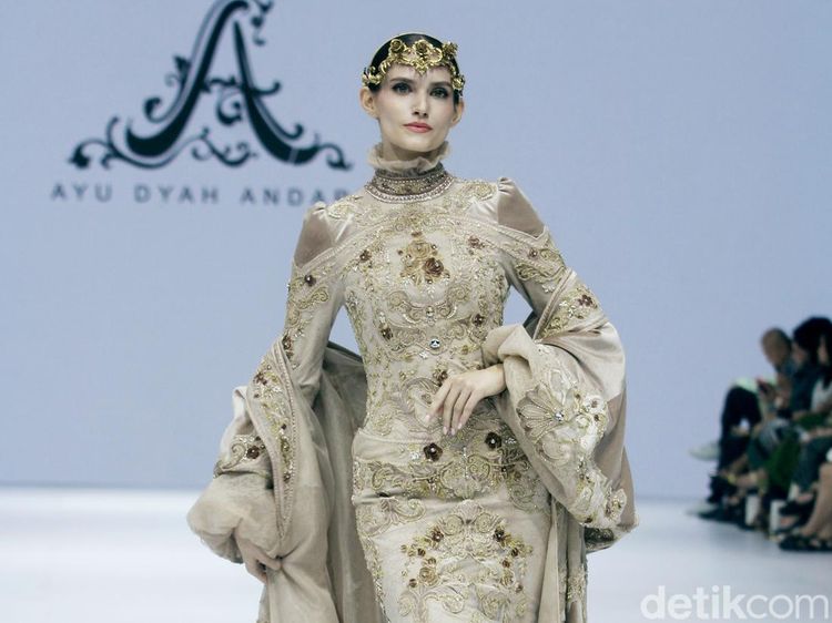 10 Koleksi Gaun Mewah Ayu Dyah Andari, Terinspirasi Gaya Hidup Prancis Abad 17