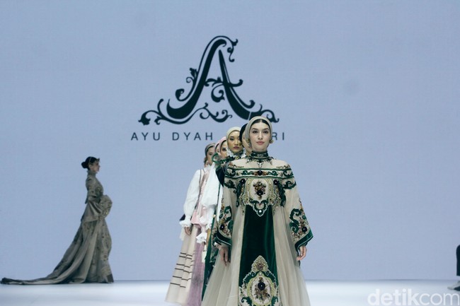 Inilah koleksi Ayu Dyah Andari yang terinspirasi gaya hidup Prancis abad 17 yang ditampilkan di Jakarta Fashion Week 2025, City Hall, Pondok Indah mall 3, Jakarta Selatan, Kamis [24/10/2024].  Foto: Mohammad Abduh/detikcom.