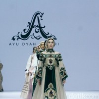 Inilah koleksi Ayu Dyah Andari yang terinspirasi gaya hidup Prancis abad 17 yang ditampilkan di Jakarta Fashion Week 2025, City Hall, Pondok Indah mall 3, Jakarta Selatan, Kamis [24/10/2024].  Foto: Mohammad Abduh/detikcom.