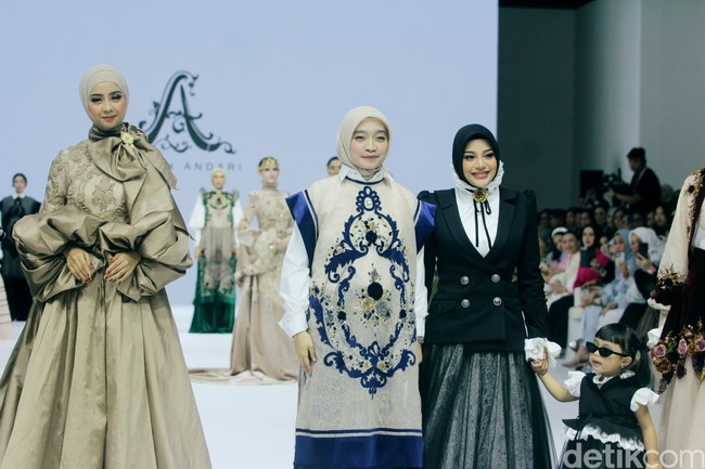 Inilah koleksi Ayu Dyah Andari yang terinspirasi gaya hidup Prancis abad 17 yang ditampilkan di Jakarta Fashion Week 2025, City Hall, Pondok Indah mall 3, Jakarta Selatan, Kamis [24/10/2024]. Foto: Mohammad Abduh/detikcom.