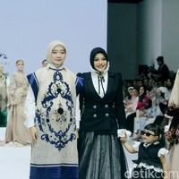 Inilah koleksi Ayu Dyah Andari yang terinspirasi gaya hidup Prancis abad 17 yang ditampilkan di Jakarta Fashion Week 2025, City Hall, Pondok Indah mall 3, Jakarta Selatan, Kamis [24/10/2024]. Foto: Mohammad Abduh/detikcom.