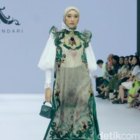 Inilah koleksi Ayu Dyah Andari yang terinspirasi gaya hidup Prancis abad 17 yang ditampilkan di Jakarta Fashion Week 2025, City Hall, Pondok Indah mall 3, Jakarta Selatan, Kamis [24/10/2024]. Foto: Mohammad Abduh/detikcom.