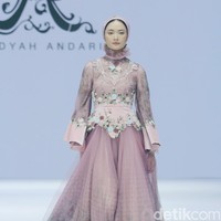 Inilah koleksi Ayu Dyah Andari yang terinspirasi gaya hidup Prancis abad 17 yang ditampilkan di Jakarta Fashion Week 2025, City Hall, Pondok Indah mall 3, Jakarta Selatan, Kamis [24/10/2024]. Foto: Mohammad Abduh/detikcom.