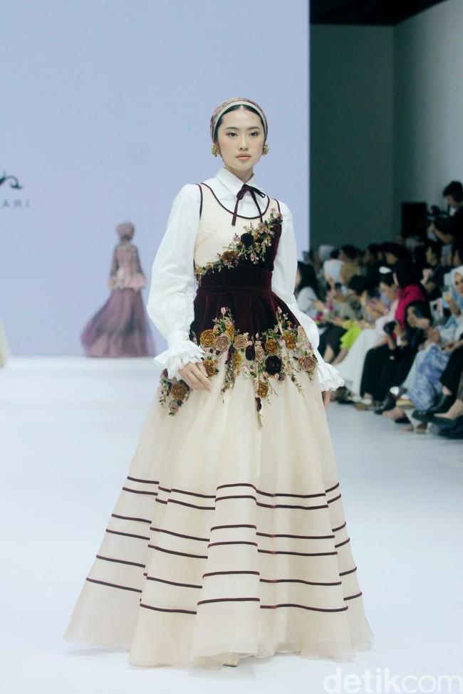 Inilah koleksi Ayu Dyah Andari yang terinspirasi gaya hidup Prancis abad 17 yang ditampilkan di Jakarta Fashion Week 2025, City Hall, Pondok Indah mall 3, Jakarta Selatan, Kamis [24/10/2024]. Foto: Mohammad Abduh/detikcom.